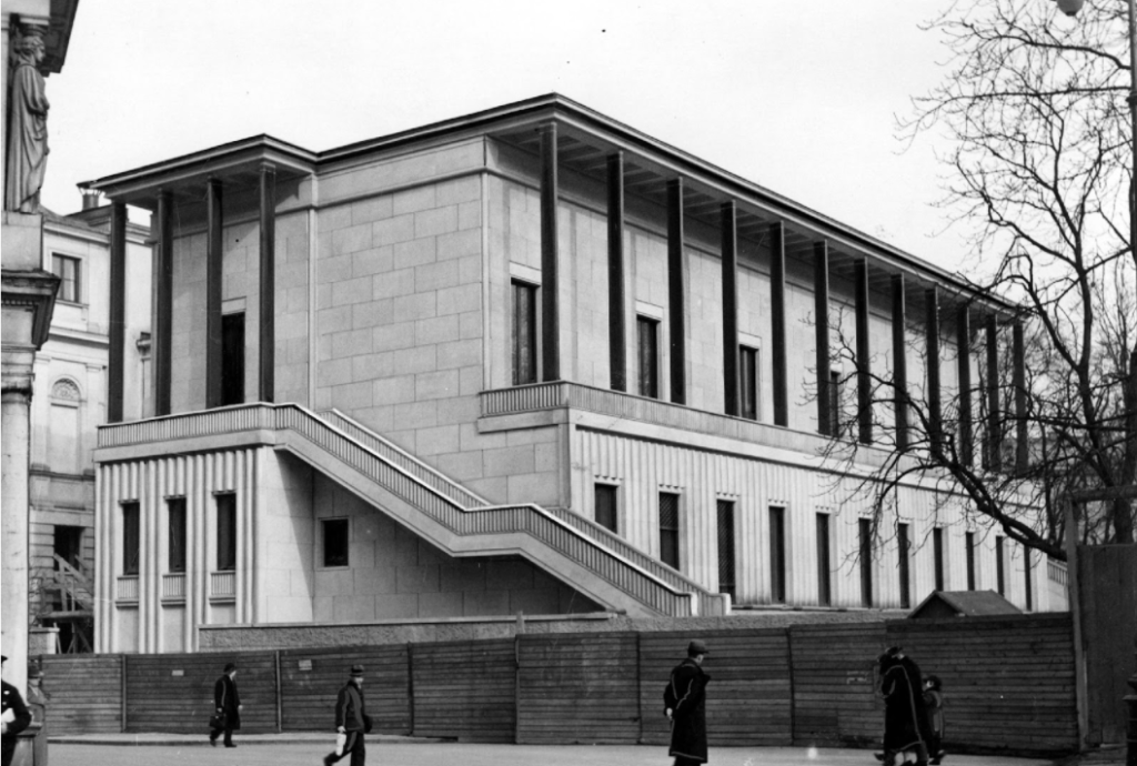 Prosta, modernistyczna bryła pawilonu Becka, który znajdywał się na tyłach Pałacu Brühla. Budynek ma smukłe kolumny podtrzymujące dach nad tarasem na piętrze. Z boku do budynku prowadzą długie schody.