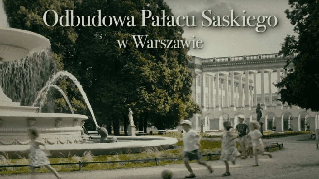 Zdjęcie przedstawiające dzieci biegnące za piłką przy fontannie w Ogrodzie Saskim. W tle komputerowo dodana kolumnada Pałacu Saskiego w przedwojennej formie. Na górze napis odbudowa Pałacu Saskiego w Warszawie.