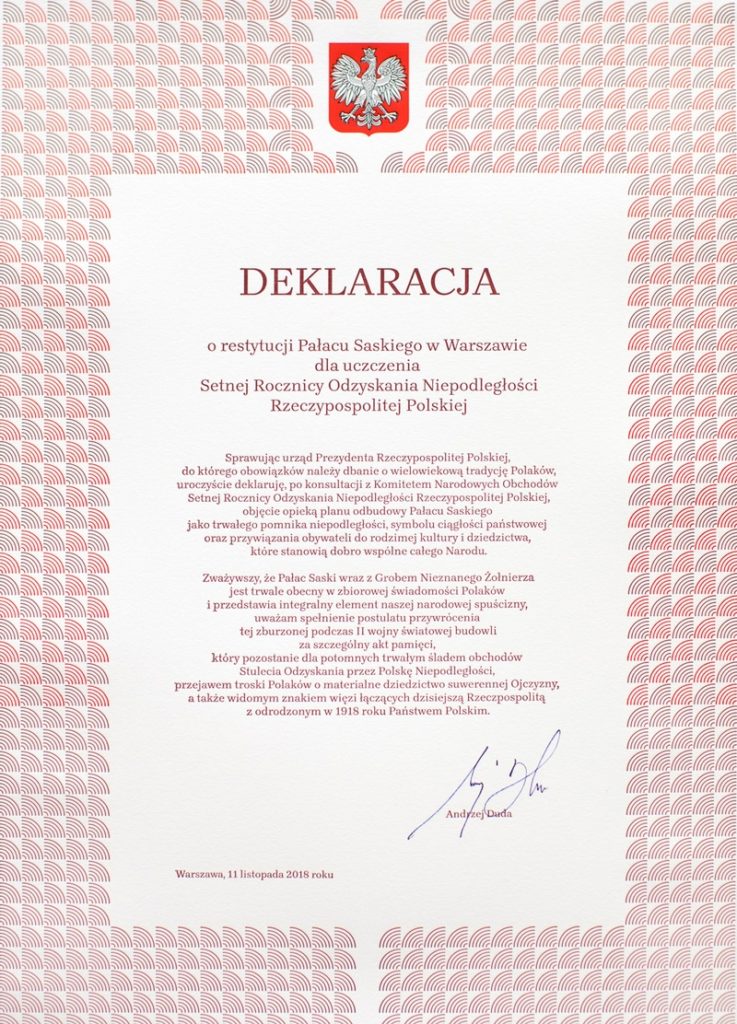 Grafika do deklaracja Prezydenta o restytucji. Na środku znajduje się jej treść, którą okala ozdobna ramka. Na górze strony znajduje się godło Polski.