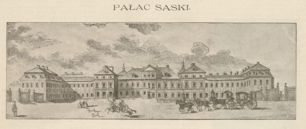 Rycina Pałacu Saskiego z 1762 roku autorstwa Pierre'a Ricauda de Tirregaille'a. Na rycinie widzimy ówczesny Pałac Saski w całej okazałości, przed nim, po prawej stronie 6 koni ciągnących powóz. Na środku dwaj jeźdźcy konni najprawdopodobniej z szablami w dłoniach, być może podczas ćwiczeń. Przed jeźdźcami dwa psy, obok kolejne postaci - kobieta oraz prawdopodobnie dwoje dzieci. Na lewym skraju ryciny samotny mężczyzna.