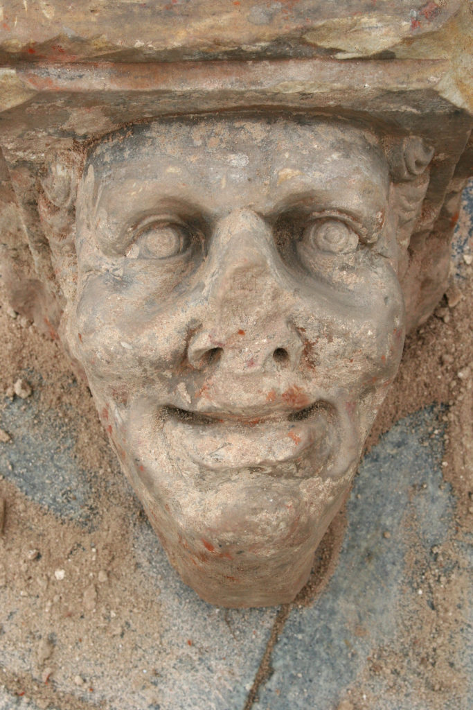 Rzeźba głowy ludzkiej en face. Odłamany kawałek nosa.