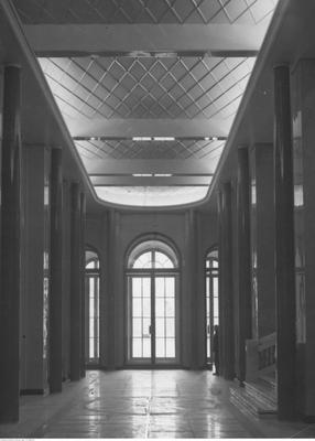 Hall gmachu MSZ, po obu stronach kolumny, po prawej schody, na wprost drzwi wpisane w łuk. Zdobiony sufit z wnęką i podświetleniem.