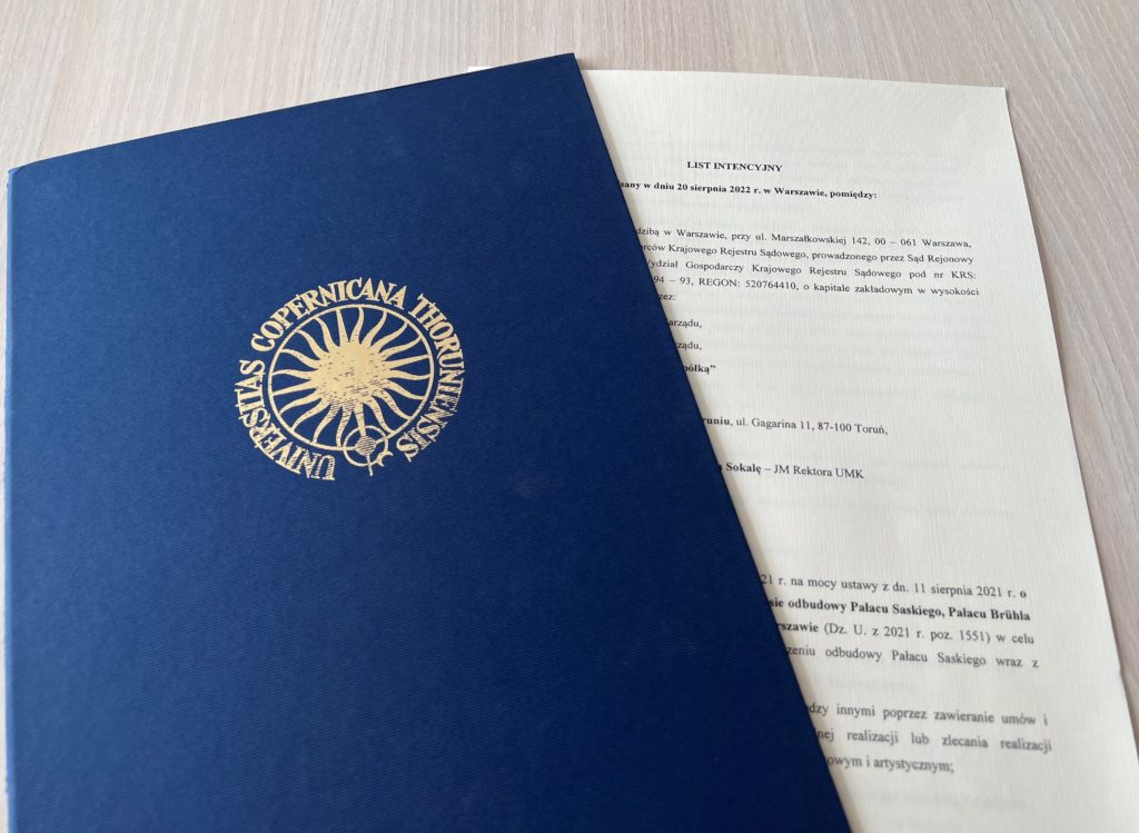 Dokument listu intencyjnego oraz teczka z godłem Uniwersytetu Mikołaja Kopernika w Toruniu