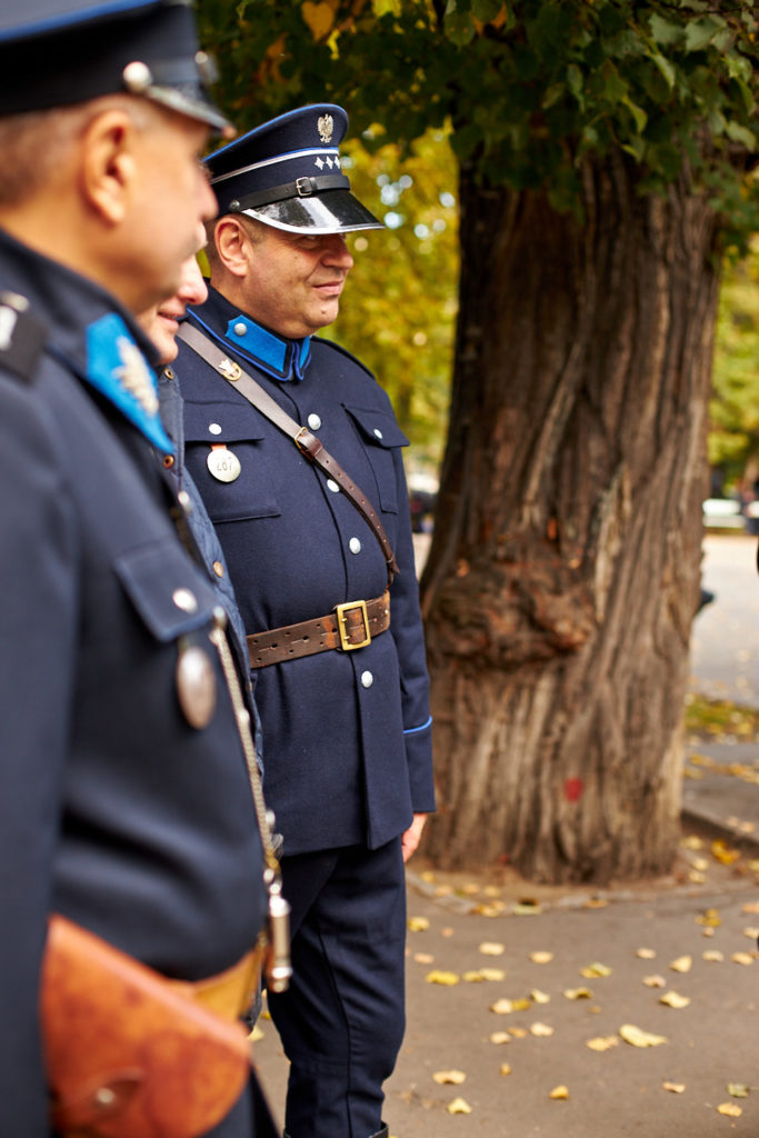 Trzej policjanci z grupy rekonstrukcyjnej przebrani w dawne mundury Policji Państwowej.