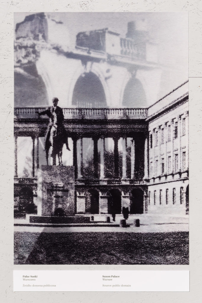 Na obrazku widać zdjęcie przedstawiające pomnik Józefa Poniatowskiego na pierwszy planie i Pałac Saski na drugim planie. Na zdjęcie nałożone jest kolejne przedstawiające ruiny Pałacu Saskiego i Grób Nieznanego Żołnierza.