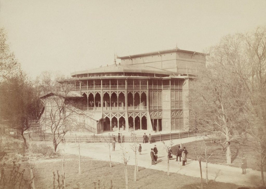 Na obrazku widać budynek Teatru Letniego w kształcie półrotundy. To jedno z archiwalnych zdjęć w Fotoplastikonie