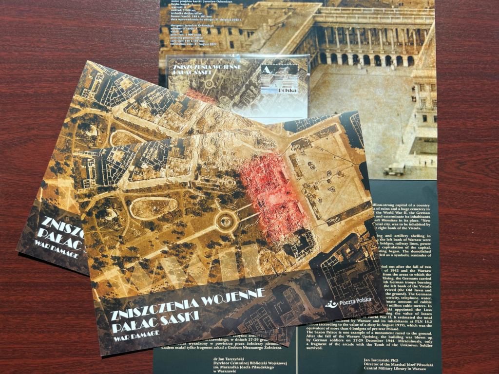 Trzy pakiety z kartą pocztową przedstawiające zdjęcie ruin wokół placu Piłsudskiego.
