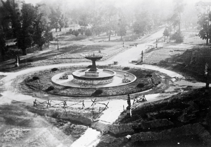 Widok na Ogród Saski, na pierwszym planie fontanna, wokół widoczne okopy.