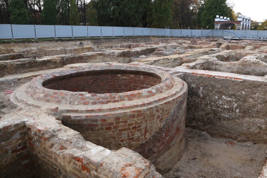 Odsłonięte piwnice Pałacu Saskiego zbudowane z cegieł. Na pierwszym planie okrągły, ceglany zbiornik.