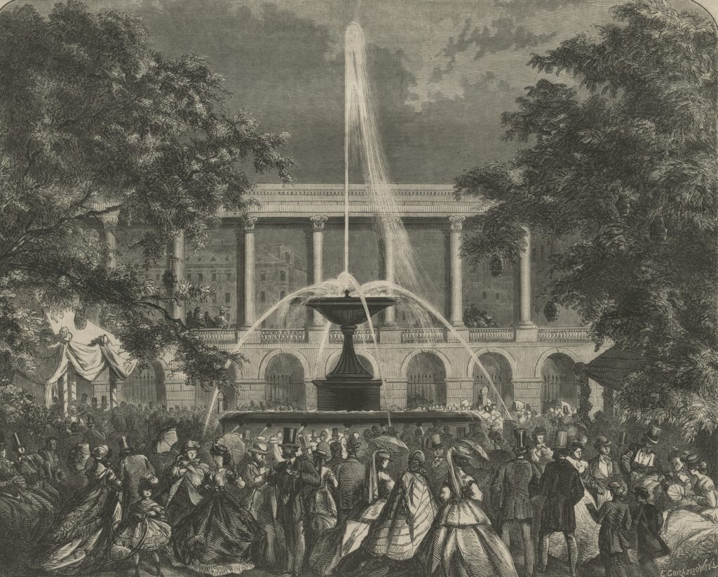 Rycina przedstawia zabawę loteryjno-kwiatową. Przed fontanną zebrała się spora grupa osób w XIX-wiecznych strojach. Na drugim planie widać kolumnadę Pałacu Saskiego.