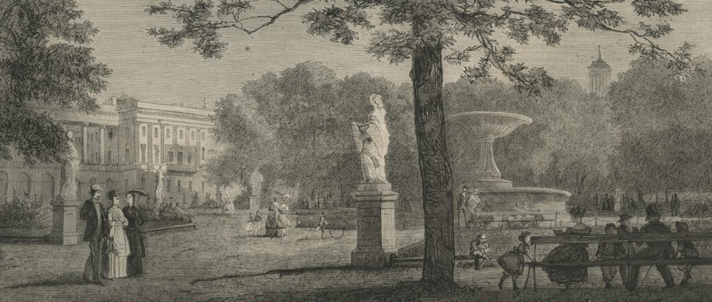 Na obrazku widać Ogród Saski z fontanną wielką i jedną z rzeźb, po lewej stronie widać grupkę ludzi w XIX-wiecznych stronach, w ich tle widnieje Pałac Saski. Po prawej stronie widać grupkę ludzi siedzących na ławce.