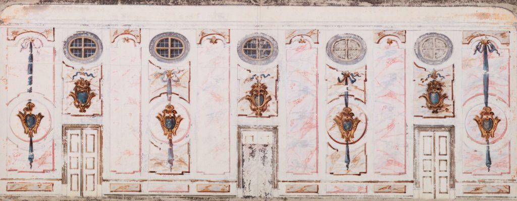 Kolorowy rysunek przedstawiający ścianę sali balowej z powtarzającymi się, malarskimi motywami.