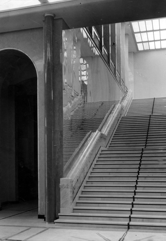 Błyszczące marmurowe ściany przy klatce schodowej MSZ w Pałacu Bruhla, międzywojnie.