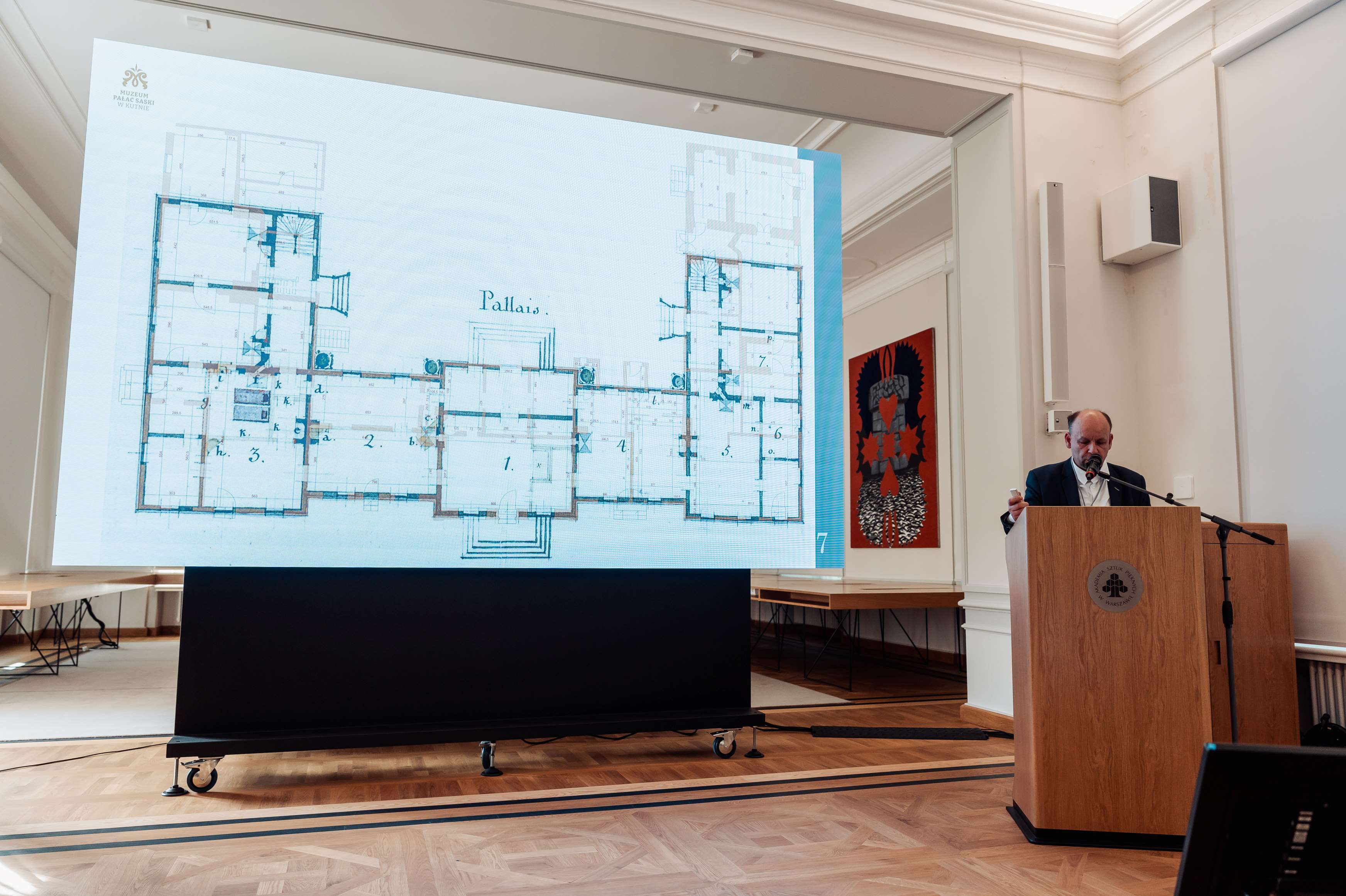 Dr Piotr Stasiak, wicedyrektor Muzeum Pałac Saski w Kutnie prezentuje historyczny plan Pałacu Saskiego w Kutnie.
