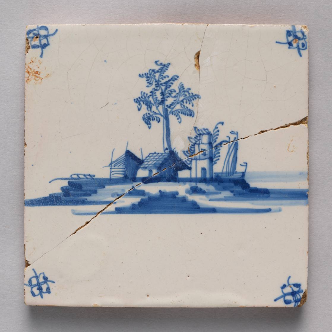 Kwadratowa, ceramiczna płytka rozłamana pośrodku na dwie nierówne części. Na płytce namalowano pejzażyk z trzema niskimi budynkami, drzewem po środku i łódką z boku.