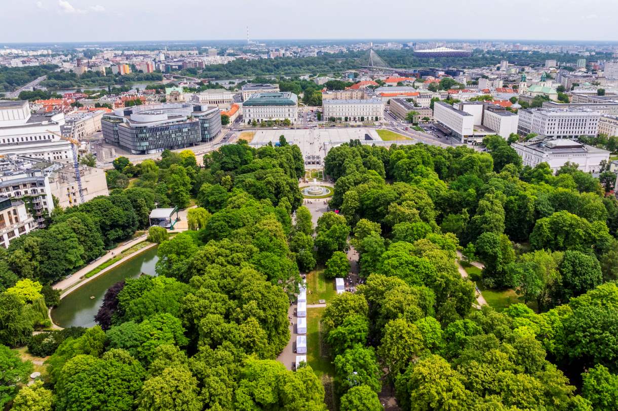 Widok z lotu ptaka na Ogród Saski. Na środku w alei głównej widać rząd namiotów ze stoiskami. Po lewej sadzawka, przy której znajduje się zadaszona scena muzyczna.