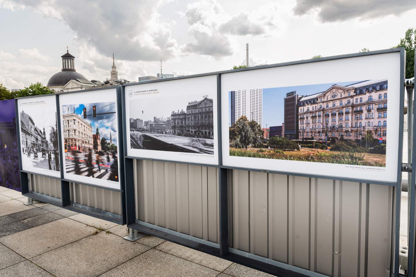 Wystawa czterech zdjęć Warszawy - zestawione ujęcia tych samych miejsc z okresu okupacji niemieckiej ze współczesnymi - na ogrodzeniu terenu odbudowy Pałacu Saskiego.