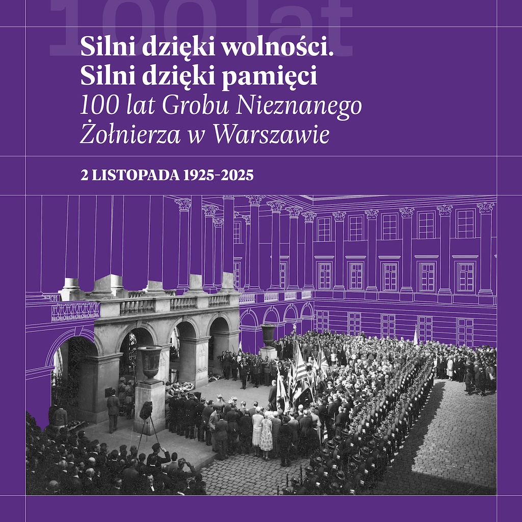Grafika z napisem Silni dzięki wolności. Silni dzięki pamięci – 100 lat Grobu Nieznanego Żołnierza. Poniżej wycięty fragment archiwalnego zdjęcia tłumów na uroczystości przed Grobem Nieznanego Żołnierza. Dookoła wyciętego fragmentu Grobu dorysowano kształt kolumnady Pałacu Saskiego, pod którą mieścił się przedwojenny Grób.